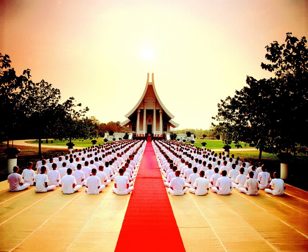 Image of hundreds of Buddhist monks